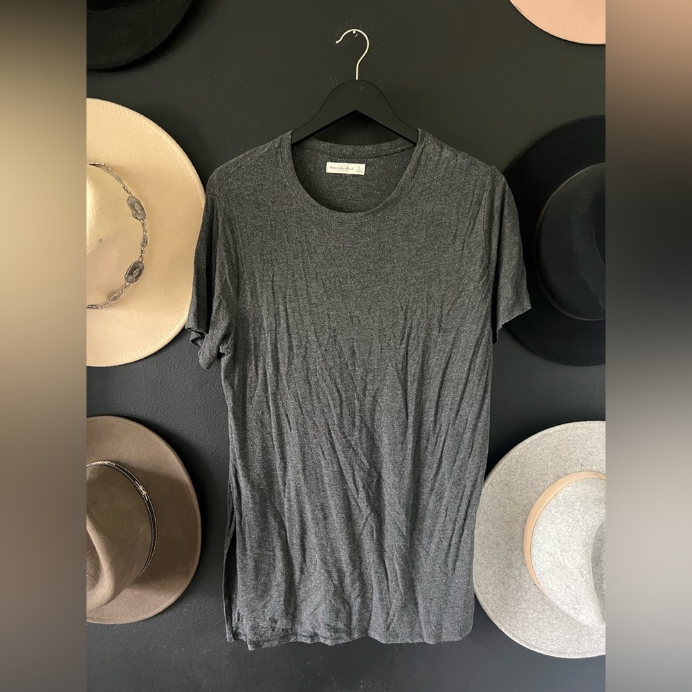 A&F dark grey long and oversized tee